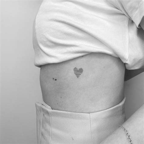 significado pecho senos tatuajes para mujeres|25 tatuajes en el pecho para mujer y hombre minimalistas y。